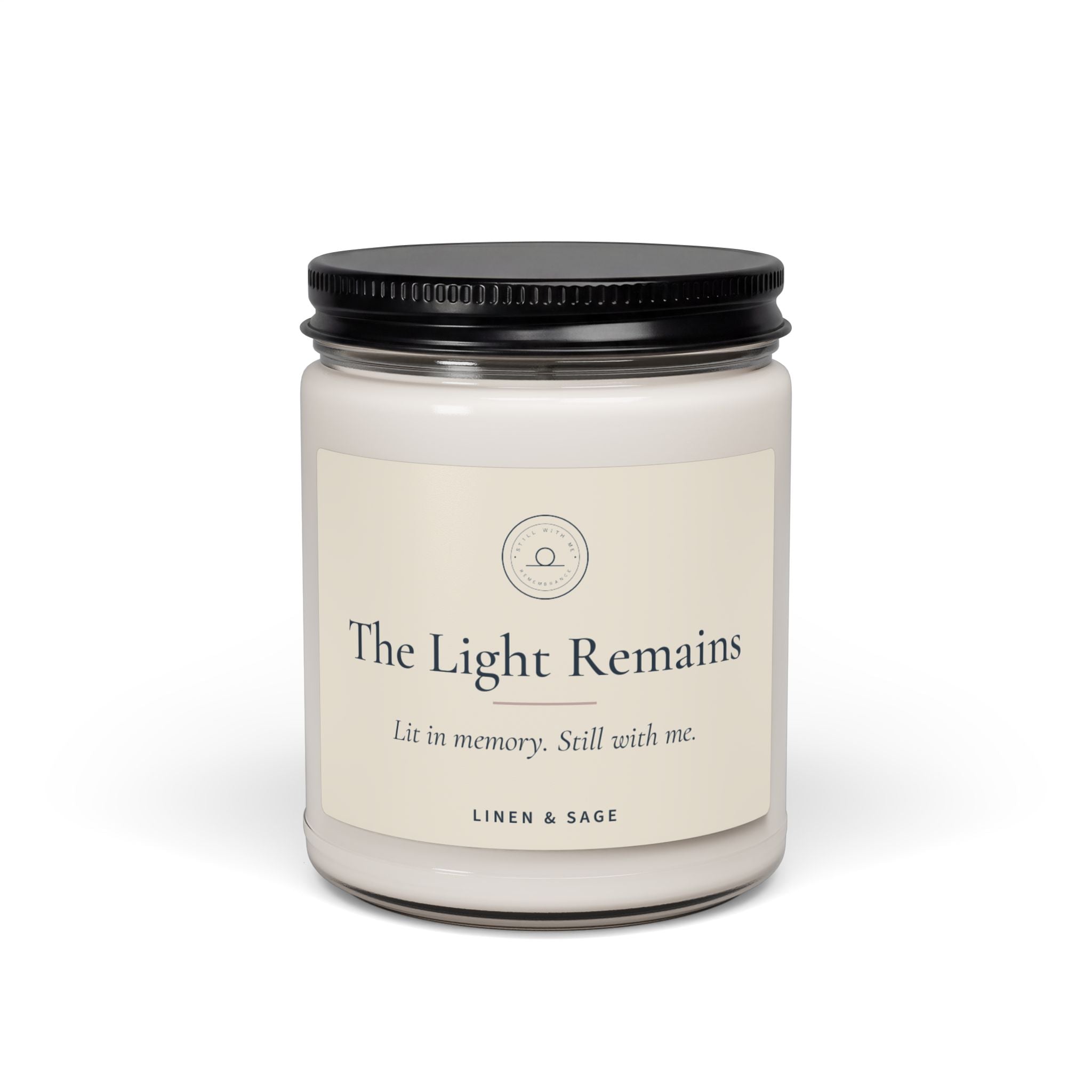 The Light Remains – Gedenkkerze aus Sojawachs, geschlossenes Glas (255 g) mit schwarzem Deckel und cremefarbenem Etikett, vor weißem Hintergrund