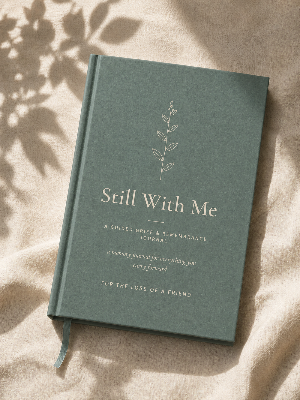Still With Me – begleitendes Trauer- und Erinnerungsjournal für den Abschied von einer Freundin oder einem Freund, Hardcover mit petrolgrünem Leinen