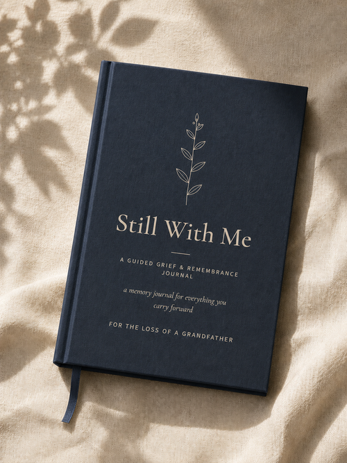 Still With Me — carnet de deuil et de souvenir guidé pour la perte d’un grand-père, couverture rigide en lin bleu marine