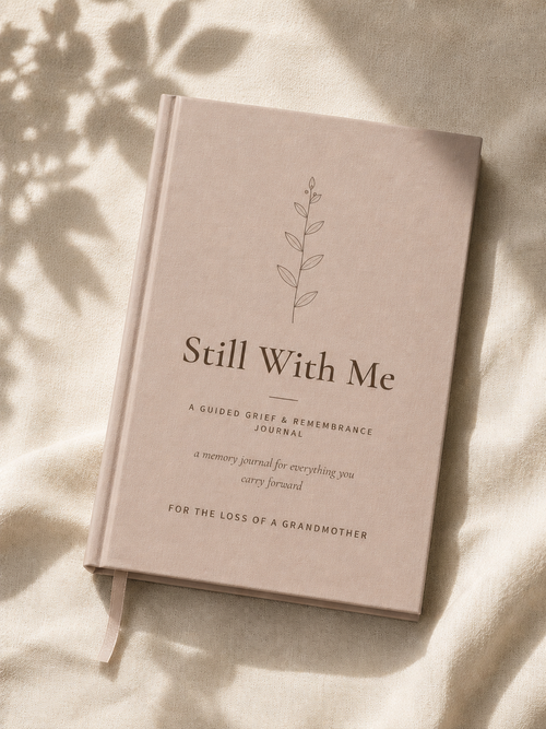 Still With Me — carnet de deuil et de souvenir guidé pour la perte d’une grand-mère, couverture rigide en lin taupe