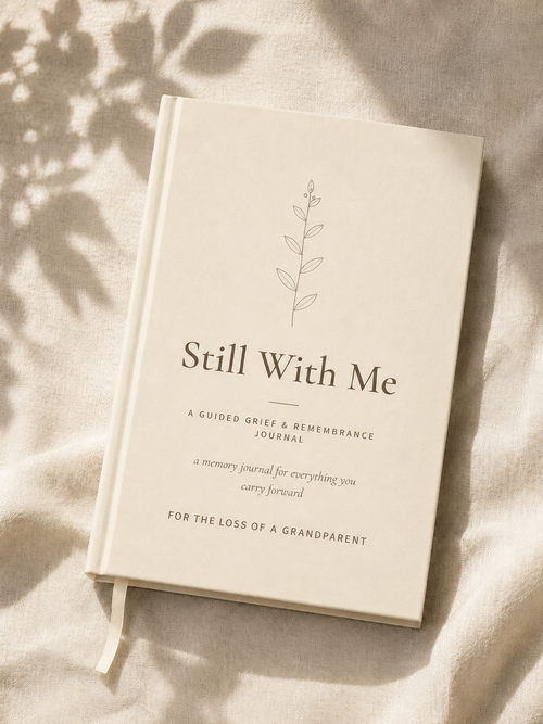 Still With Me — carnet de deuil et de souvenir guidé pour la perte d’un grand-parent, couverture rigide en lin ivoire